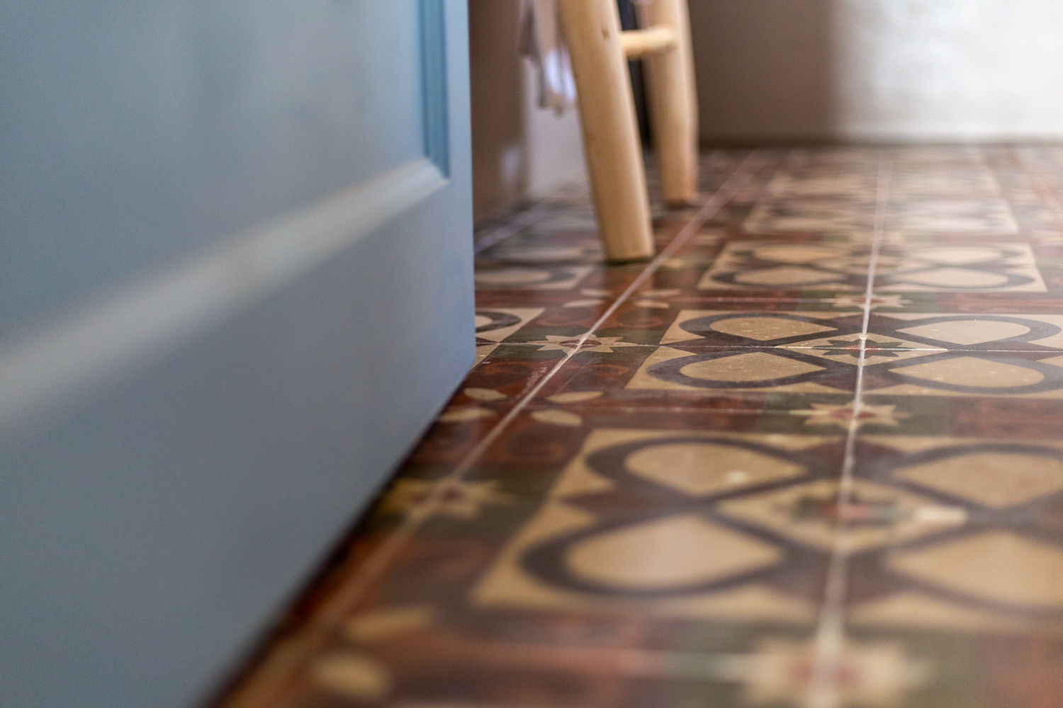 pavimento bagno con piastrelle tradizionali