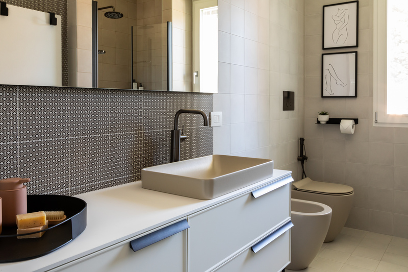 mobile bagno con maniglia nera