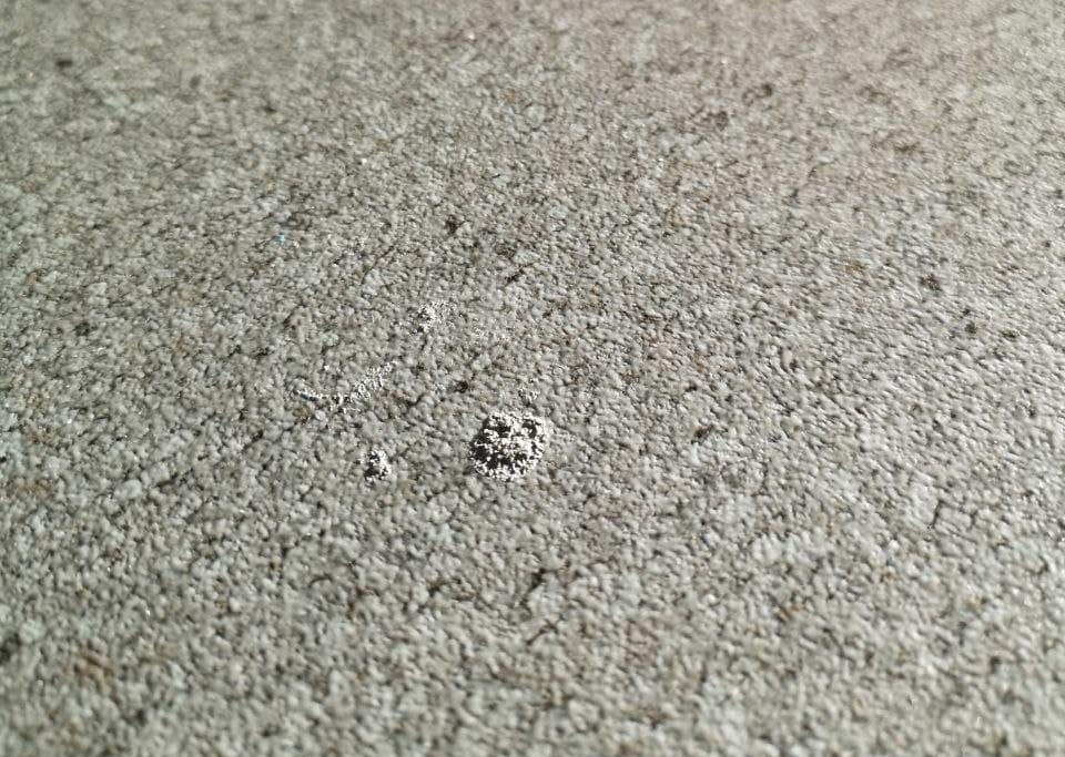 residui di stucco dopo la posa del gres porcellanato