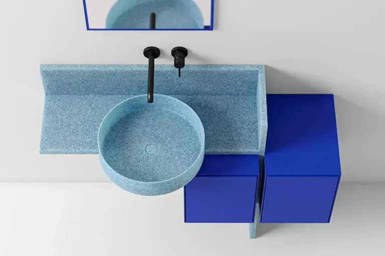 lavabo azzurro su mobile bagno blu elettrico Loop di Ardeco