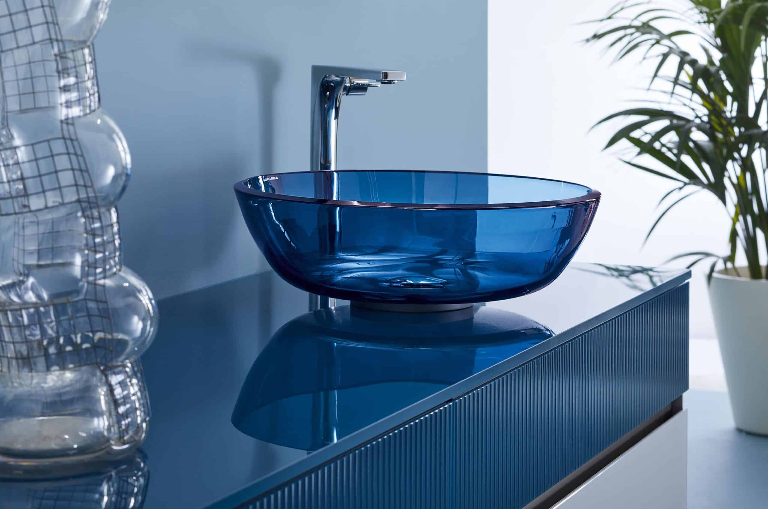 lavabo blu in vetro lucido su top in vetro blu