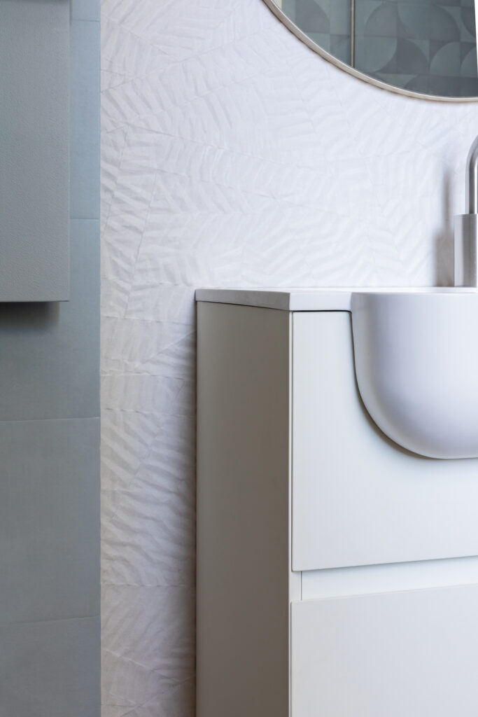 dettaglio parete bagno con piastrelle 3d bianche effetto carta