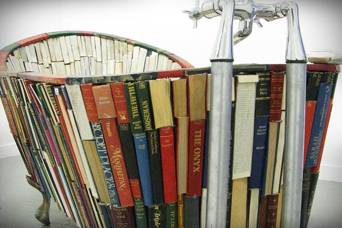 Bath of Knowledge - la vasca fatta di libri