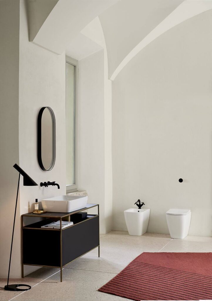 bagno con sanitari e lavabi rettangolari di design
