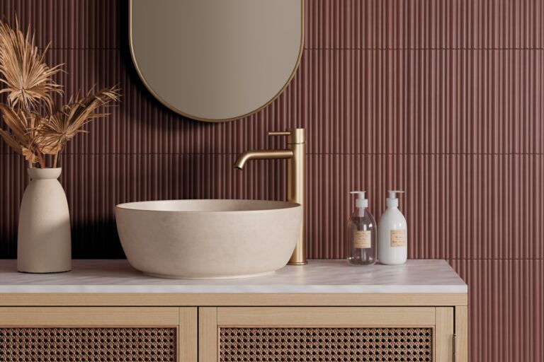 piastrelle rosso scuro cannettato dietro lavabo da appoggio