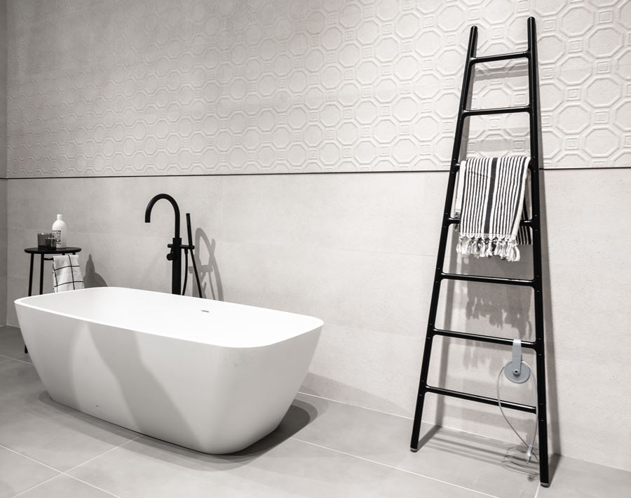 Ciò che ho apprezzato a dismisura è invece la disponibilità di decori offerte da Cocciopesto: Caleido è stato il mio preferito: disponibile in 2 versioni colore, è realizzato grazie alla tecnologia di stampa digitale, riproduce un mix di motivi geometrici con appunto l'effetto materico del cocciopesto. Opera ha invece un'ispirazione neobarocca, e viene realizzato con metalli preziosi e graniglie metallizzate. In due colori, può essere posato a fasce o a quinte. Botanico è il decoro che cavalca invece il trend jungle ormai noto: eleganti motivi floreali sono proposti in due proposte cromatiche. Splendido anche il mosaico proposto per Cocciopesto: tessere spaccate e burattate con inserti colorati in maiolica. Elegantissimo sia da solo che in abbinamento ai fondi dello stesso colore (i mosaici, su rete quadrata da 40, sono disponibili in tutti i colori della collezione).