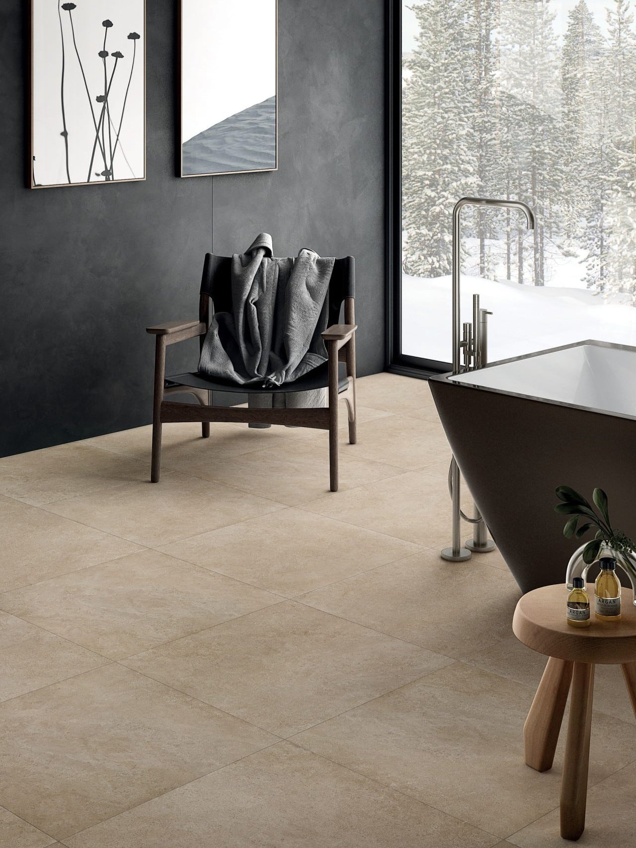ambientazione bagno con piastrelle color sabbia a pavimento