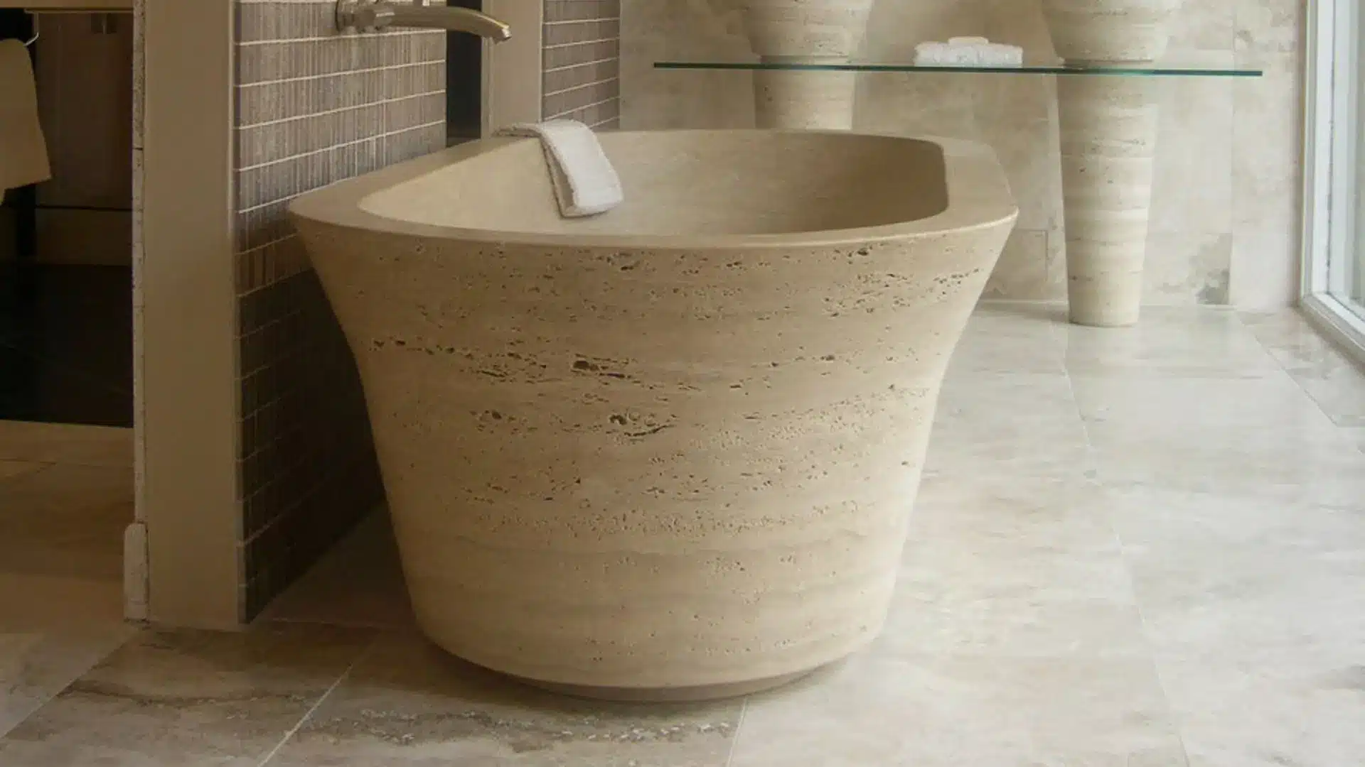 dettaglio vasca da bagno in travertino Pietra di Rapolano