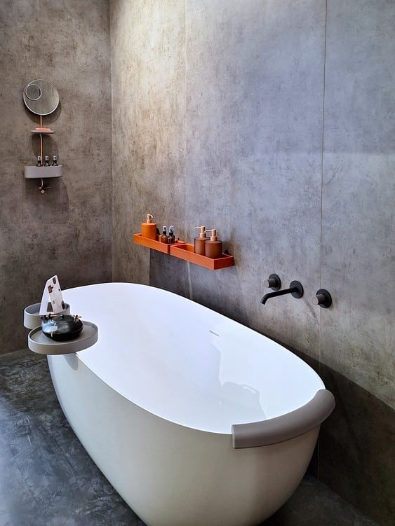 Angolo bagno con vasca da bagno freestanding e accessori bagno