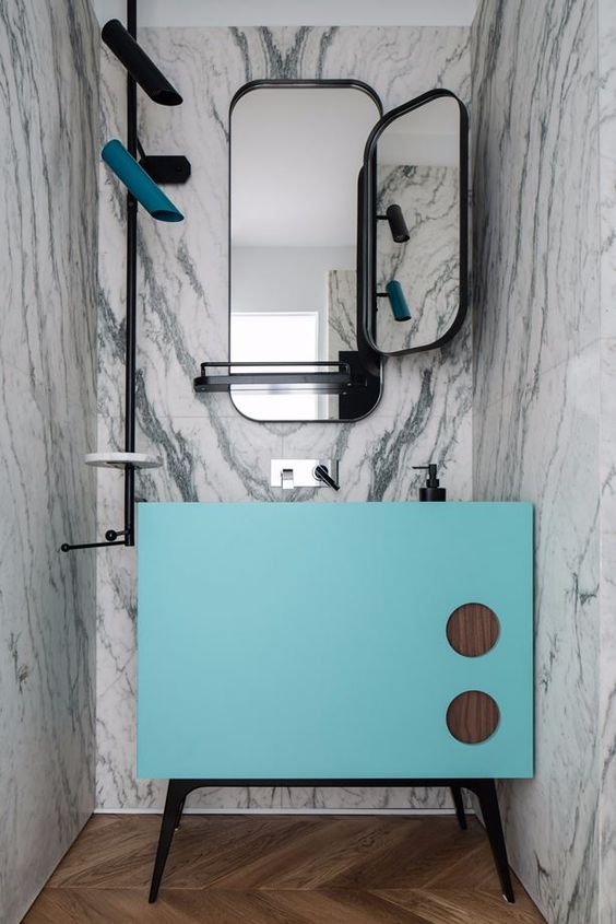 bagno ospiti in marmo e turchese