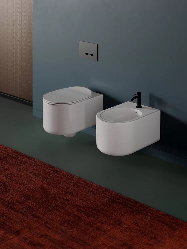 sanitari sospesi design bianchi su parete grigia