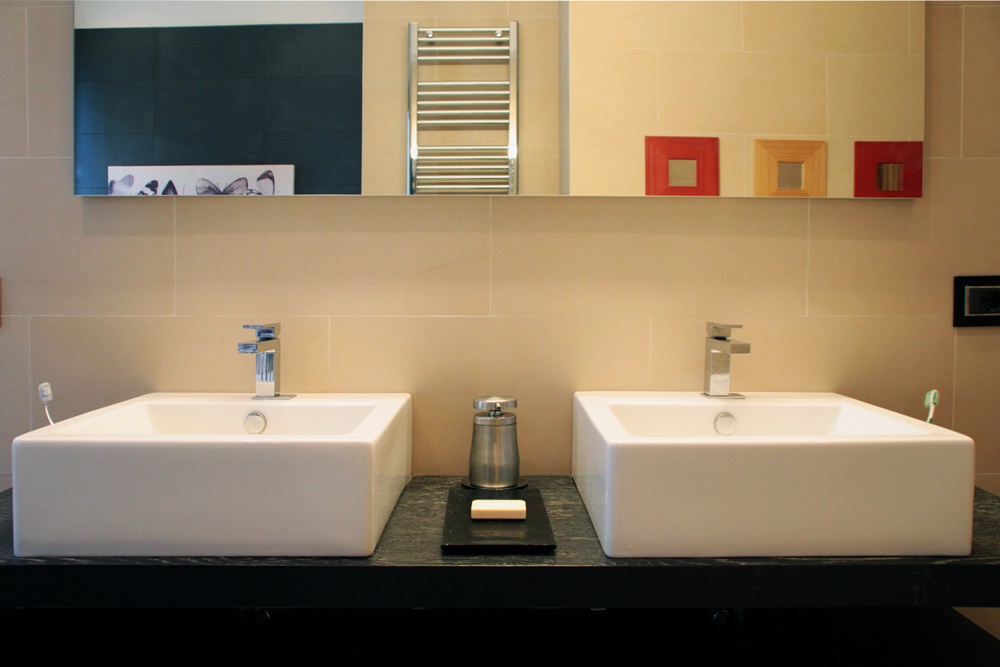 ristrutturazione di due bagni lunghi e stretti - prima e dopo