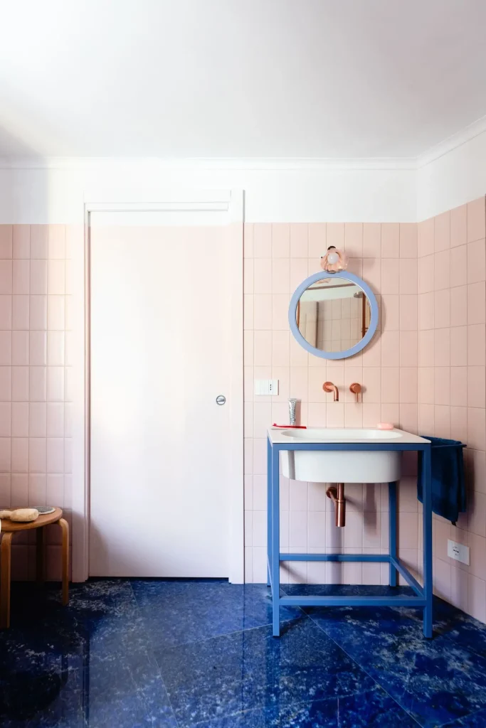 mobile bagno aperto in ferro blu pervinca, piastrelle pavimento bagno blu mare, accessori bagno oro rosa
