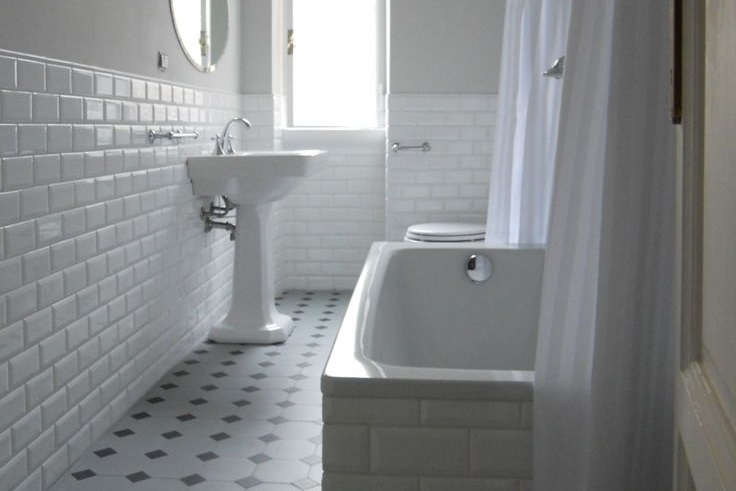 Un bagno classico in bianco