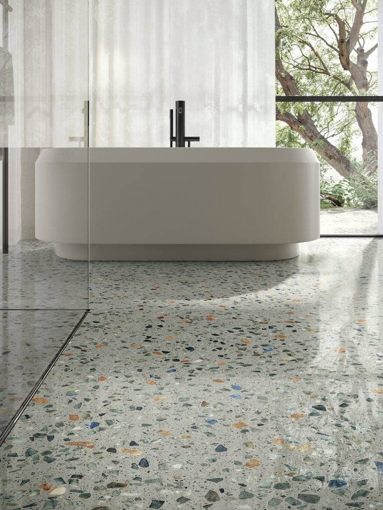 pavimento bagno in gres effetto terrazzo con inserti colorati