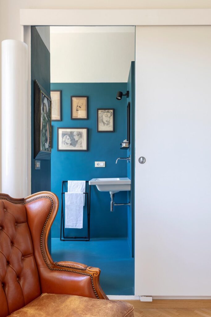 bagno rivestito in resina blu