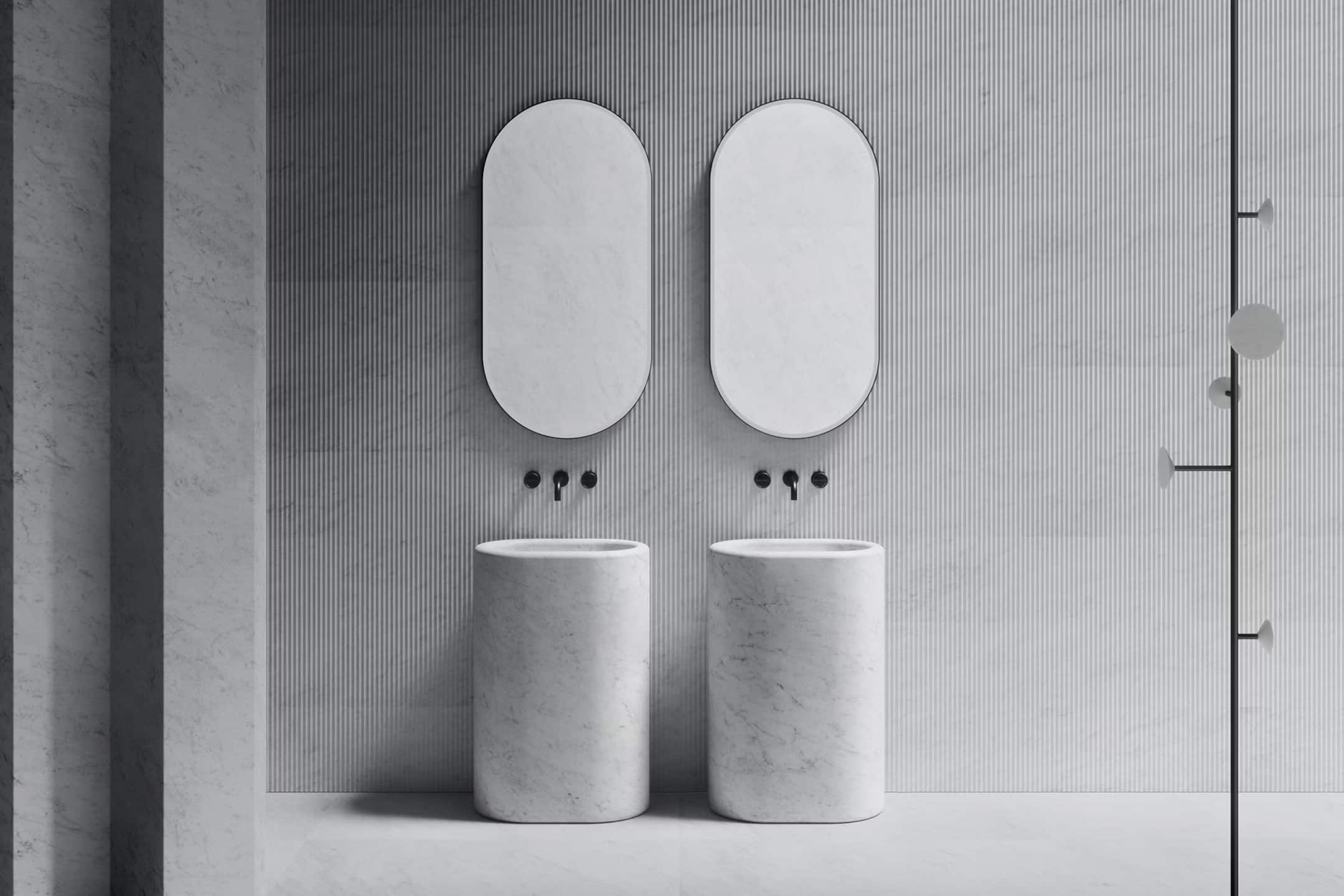 bagno in marmo bianco Carrara con 2 lavabi freestanding