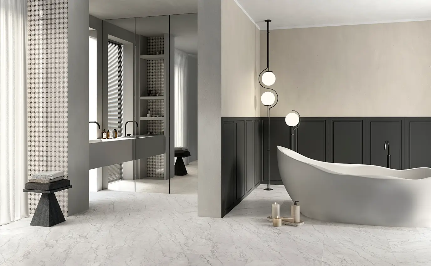 bagno grande bianco e nero con pavimento effetto marmo carrara in gres porcellanato