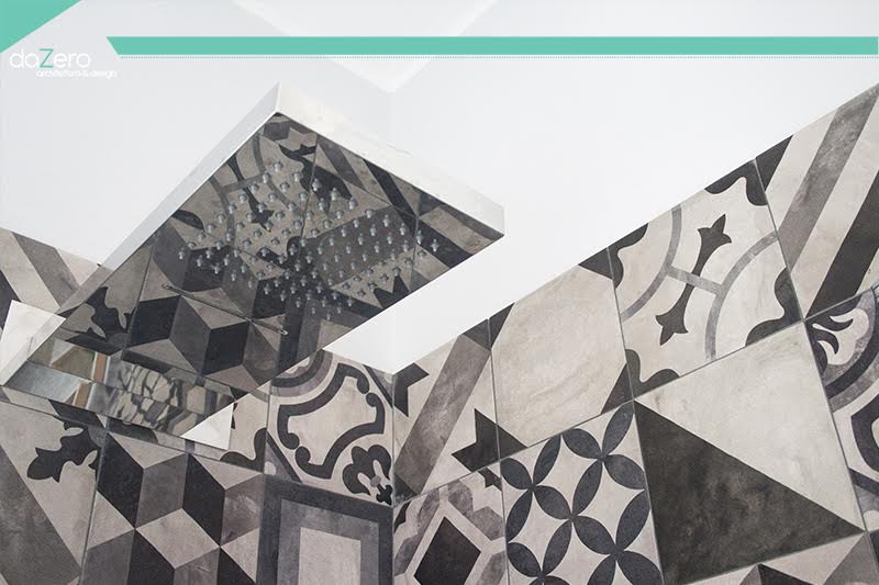 Bagno minimal con piastrelle con decoro geometrico