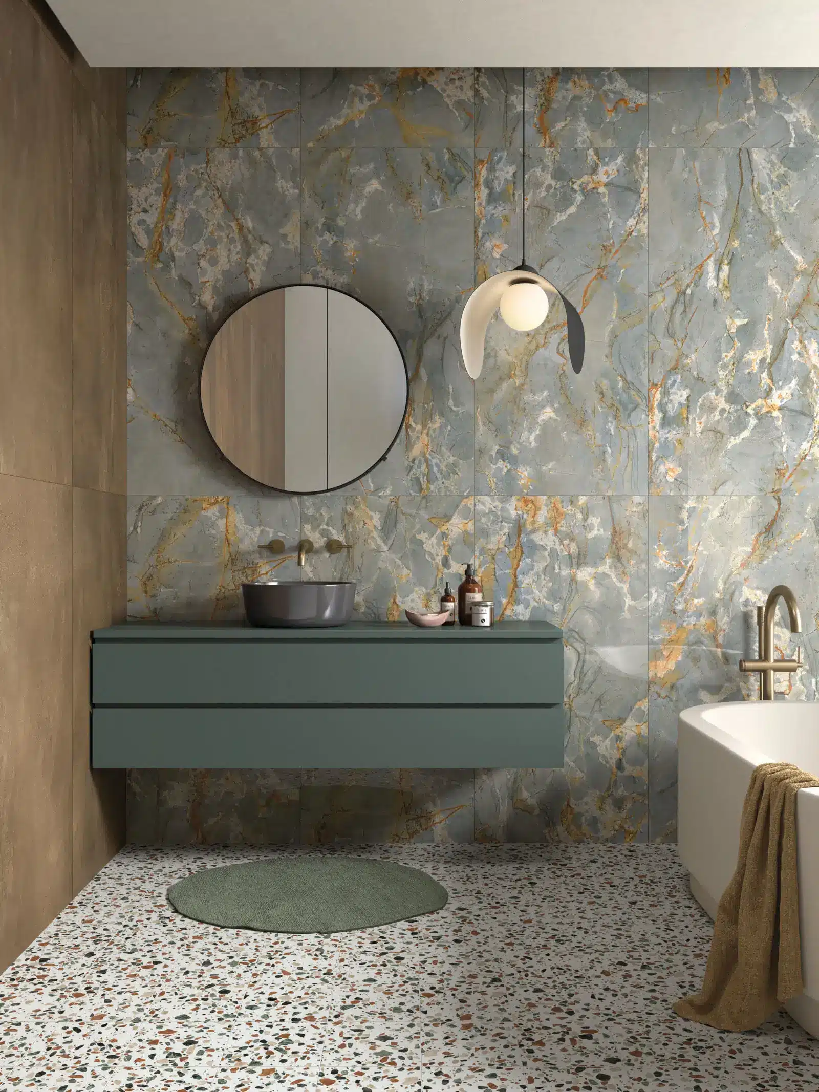 parete bagno con piastrelle effetto marmo verde e oro