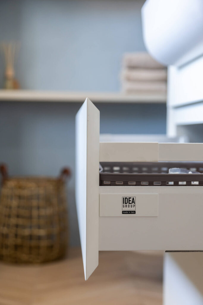 dettaglio cassetto aperto mobile da bagno con frontali a 45°