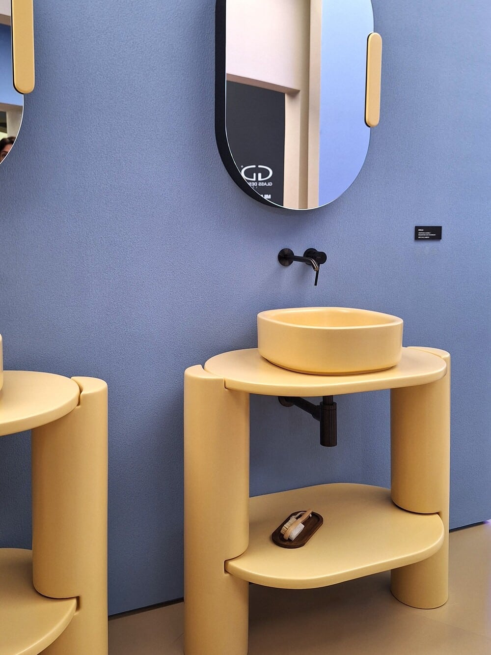 Lavabo freestanding in ceramica opaca gialla con struttura autoportante