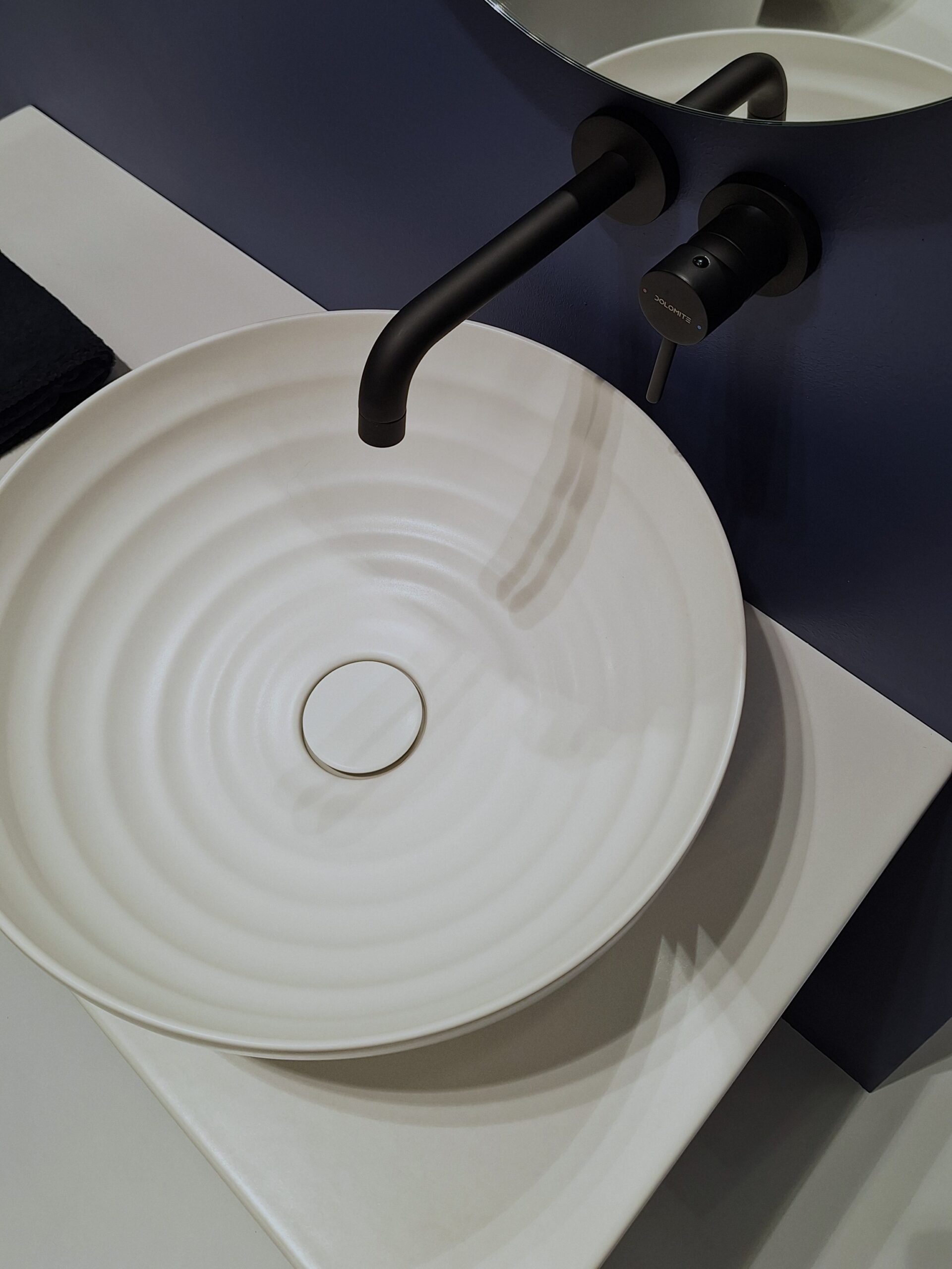 lavabo appoggio in ceramica opaca con finitura 3D interna
