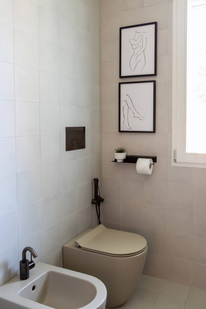 coppia sanitari a terra filo parete ceramica opaca color creta 