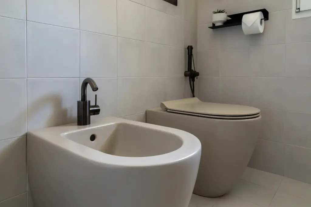zona sanitari creta con rubinetteria acciaio inox grigio nero