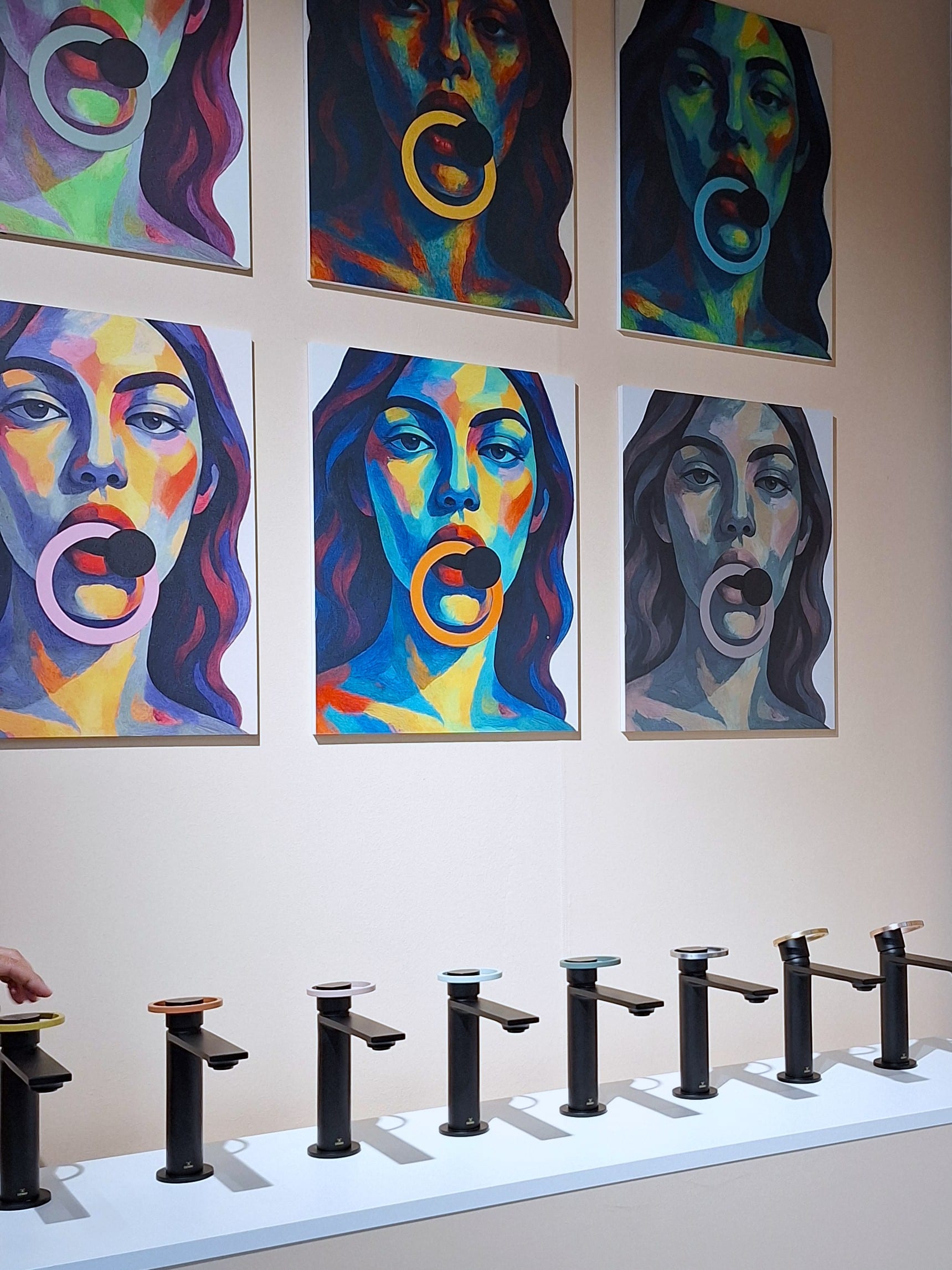 miscelatori lavabo con leva colorata in esposizione a Cersaie 2025