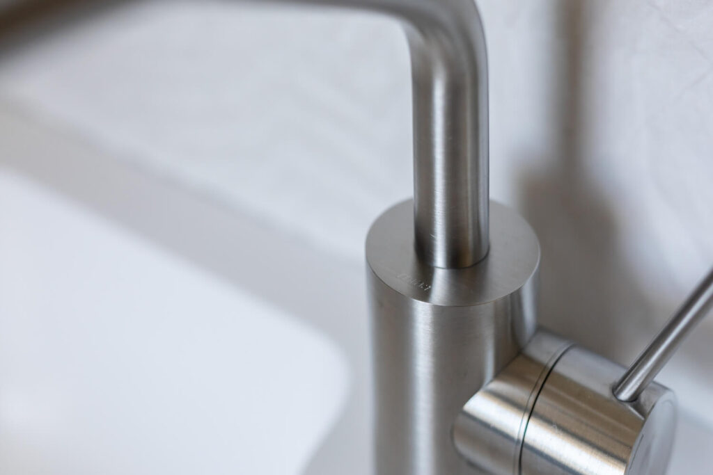 dettaglio miscelatore acciaio inox satinato