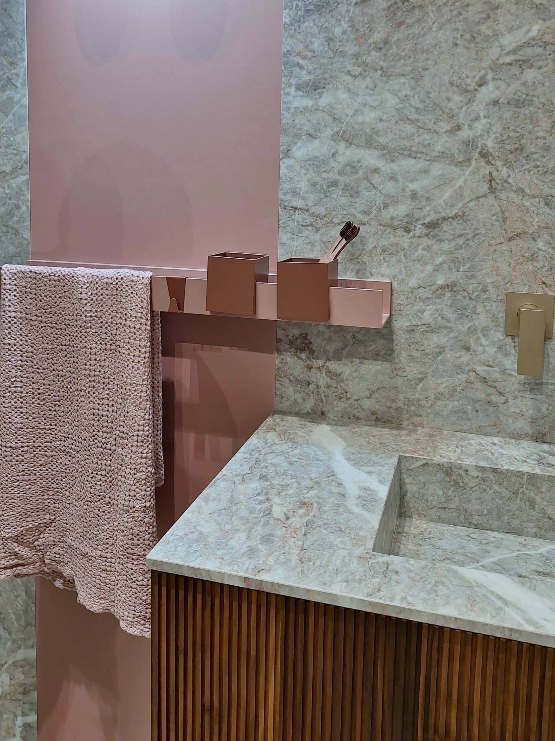 Dettaglio composizione arredo bagno con barra accessori
