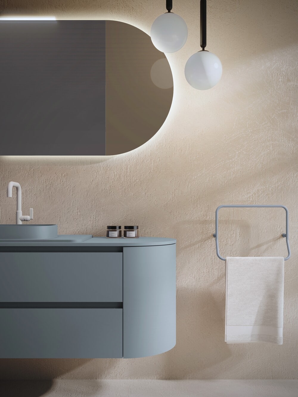 Dettaglio fianco stondato di un mobile da bagno azzurro cenere