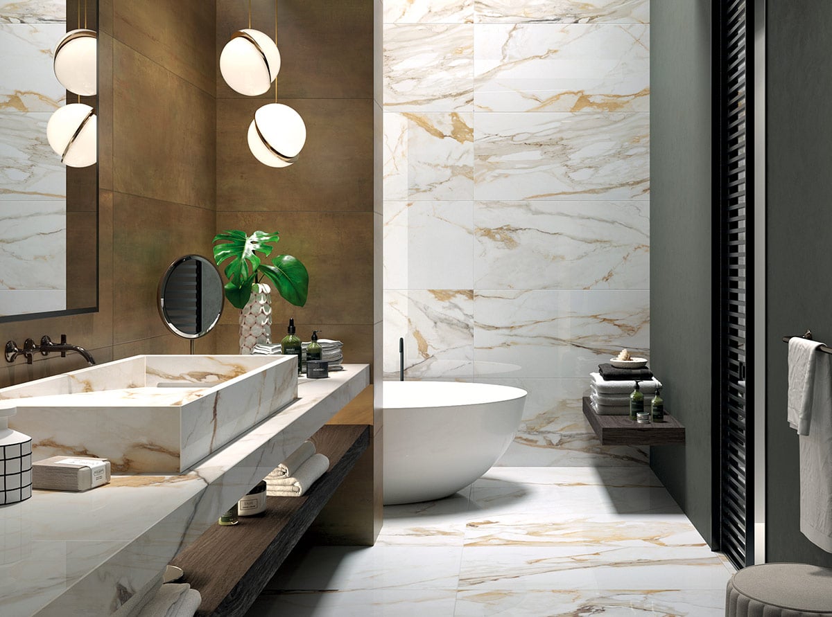 bagno con grandi lastre gres effetto marmo calacatta ABKSTONE rivestimento pavimento e parete
