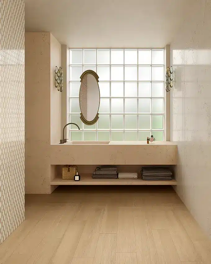 mattonelle finto marmo beige in bagno di lusso