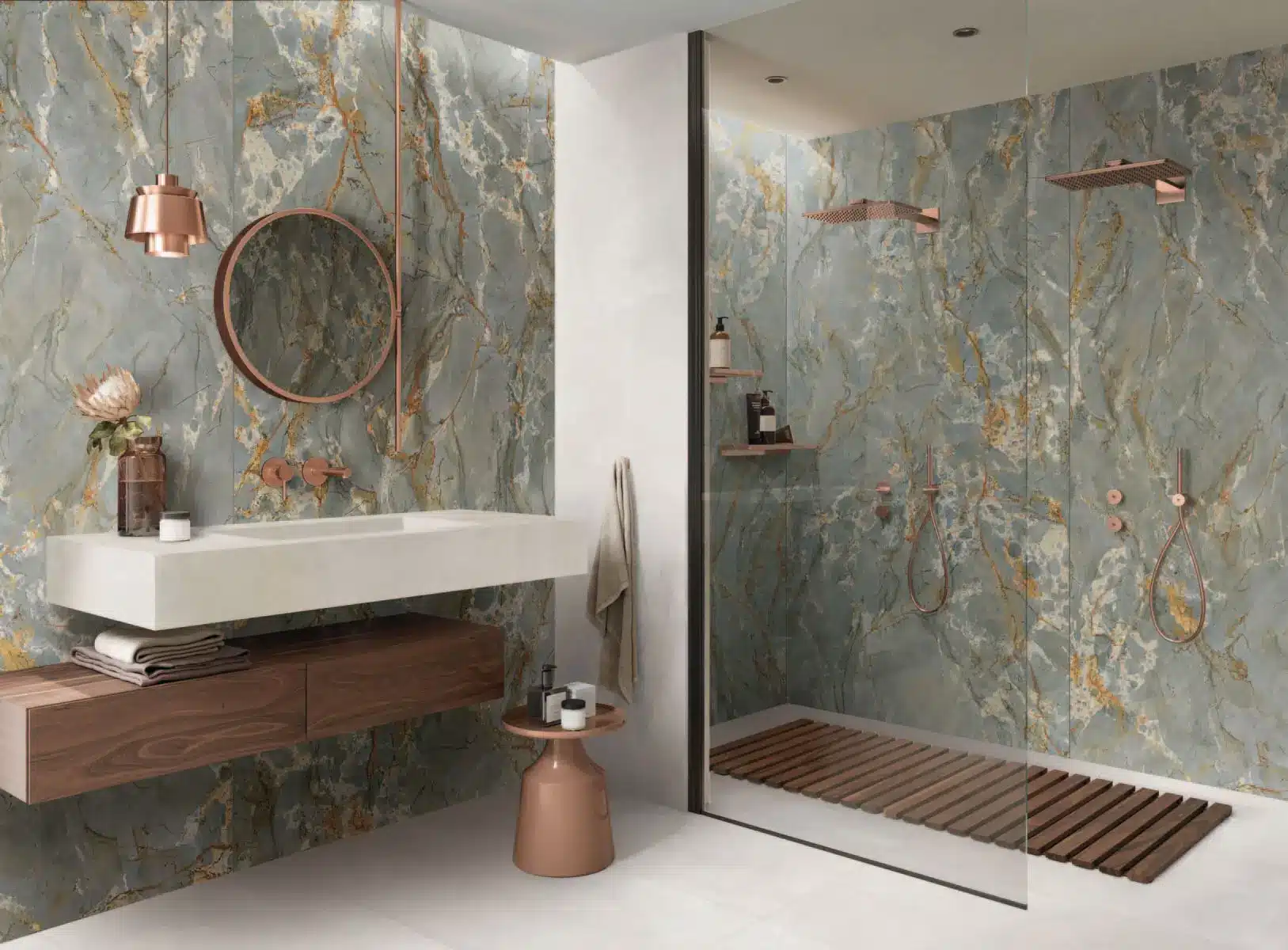 gres effetto marmo in doccia e su parete lavabo