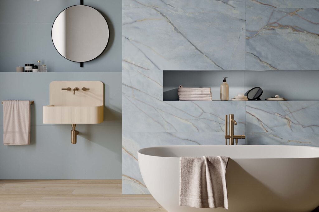 parete bagno con piastrelle gres effetto marmo azzurre e pavimento effetto legno