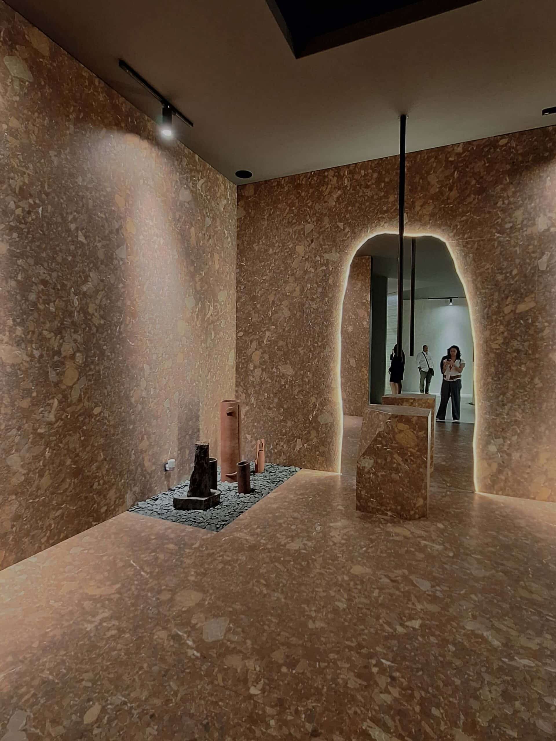 ambientazione Cersaie 2025 piastrelle effetto pietra color terracotta
