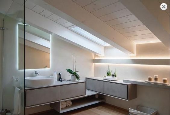 illuminare un bagno cieco con strisce e faretti a led