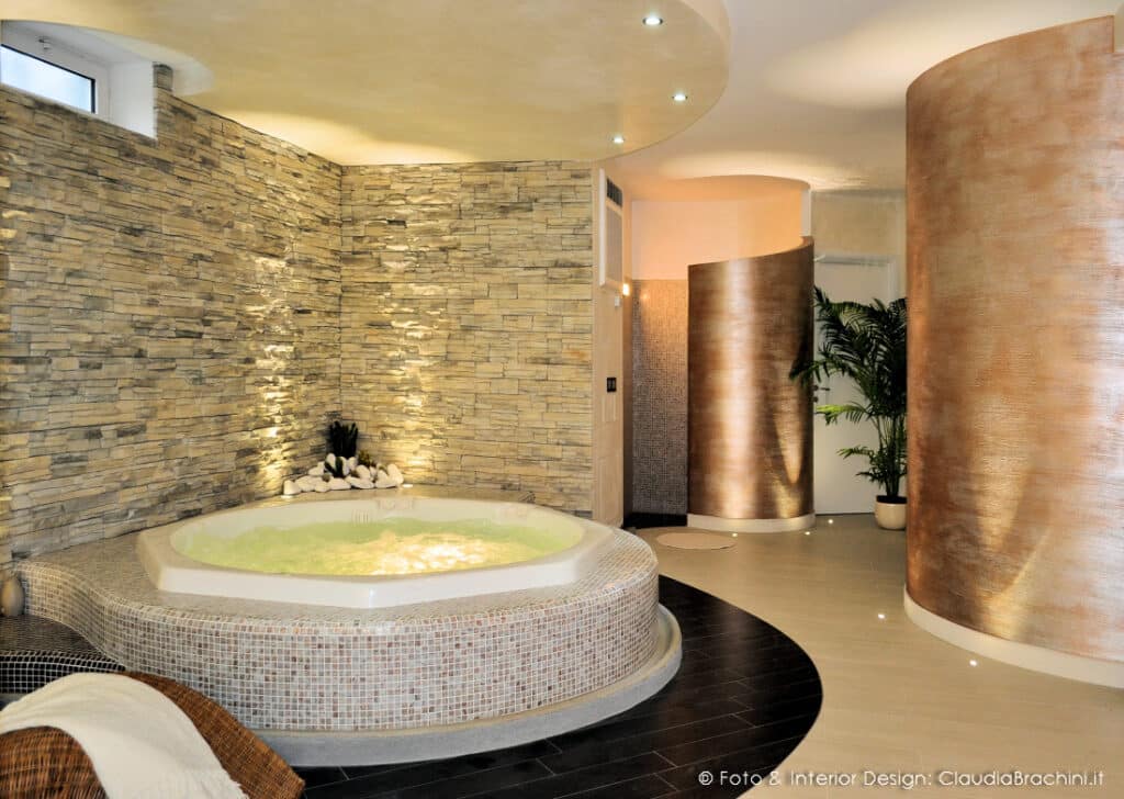piscina idromassaggio piastrellata in mosaico in una spa domestica
