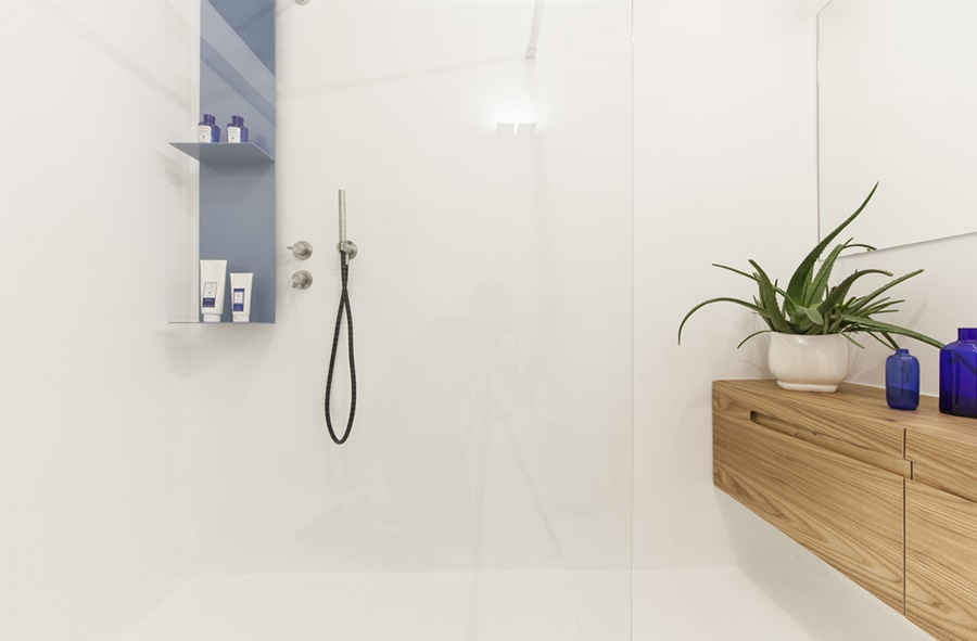 Bagno in bianco e legno: Italian Bathrooms