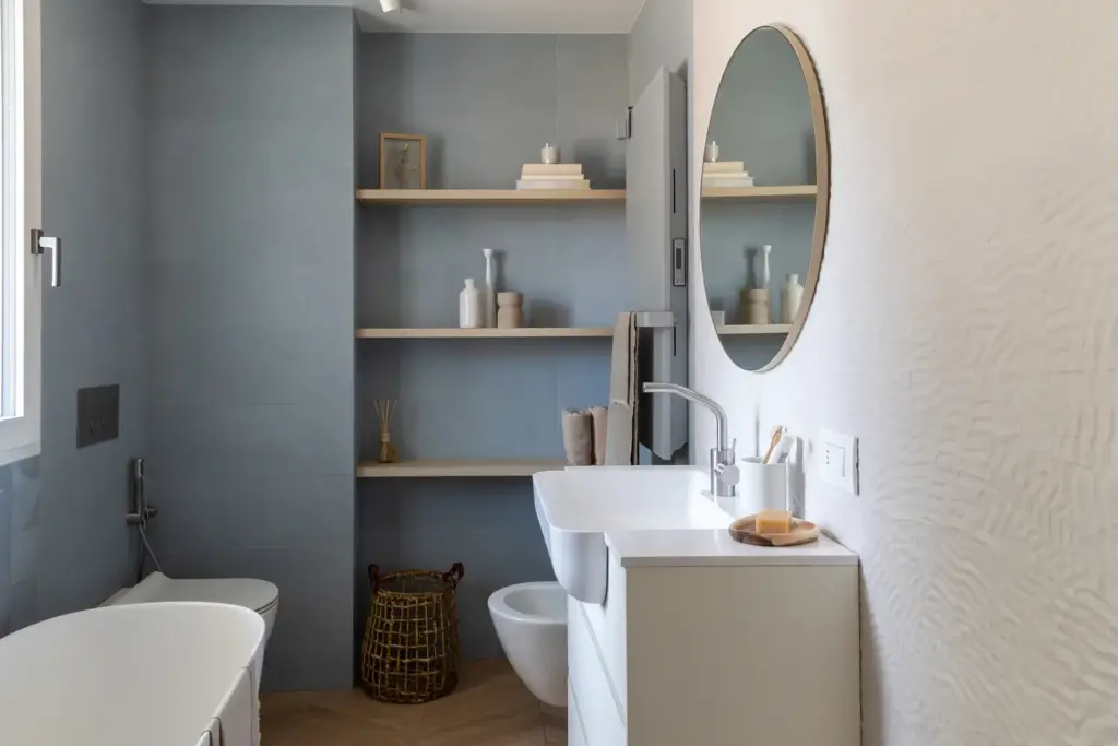 bagno moderno azzurro e bianco con mensole in rovere