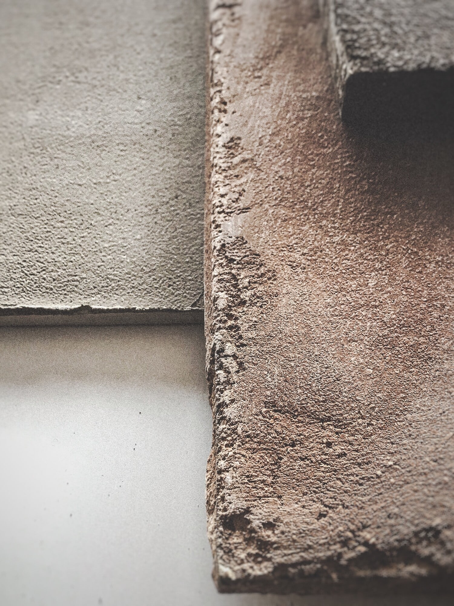 Opificio Ceramico, Biolith | un intonaco d’argilla naturale e sostenibile, pensato per dare nuova vita a pareti e pavimenti. Senza additivi chimici né VOC, armonizza il microclima interno e accresce il benessere abitativo, con una resa estetica calda e materica.