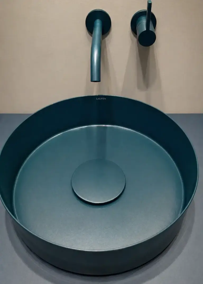 lavabo in acciaio verniciato blu petrolio