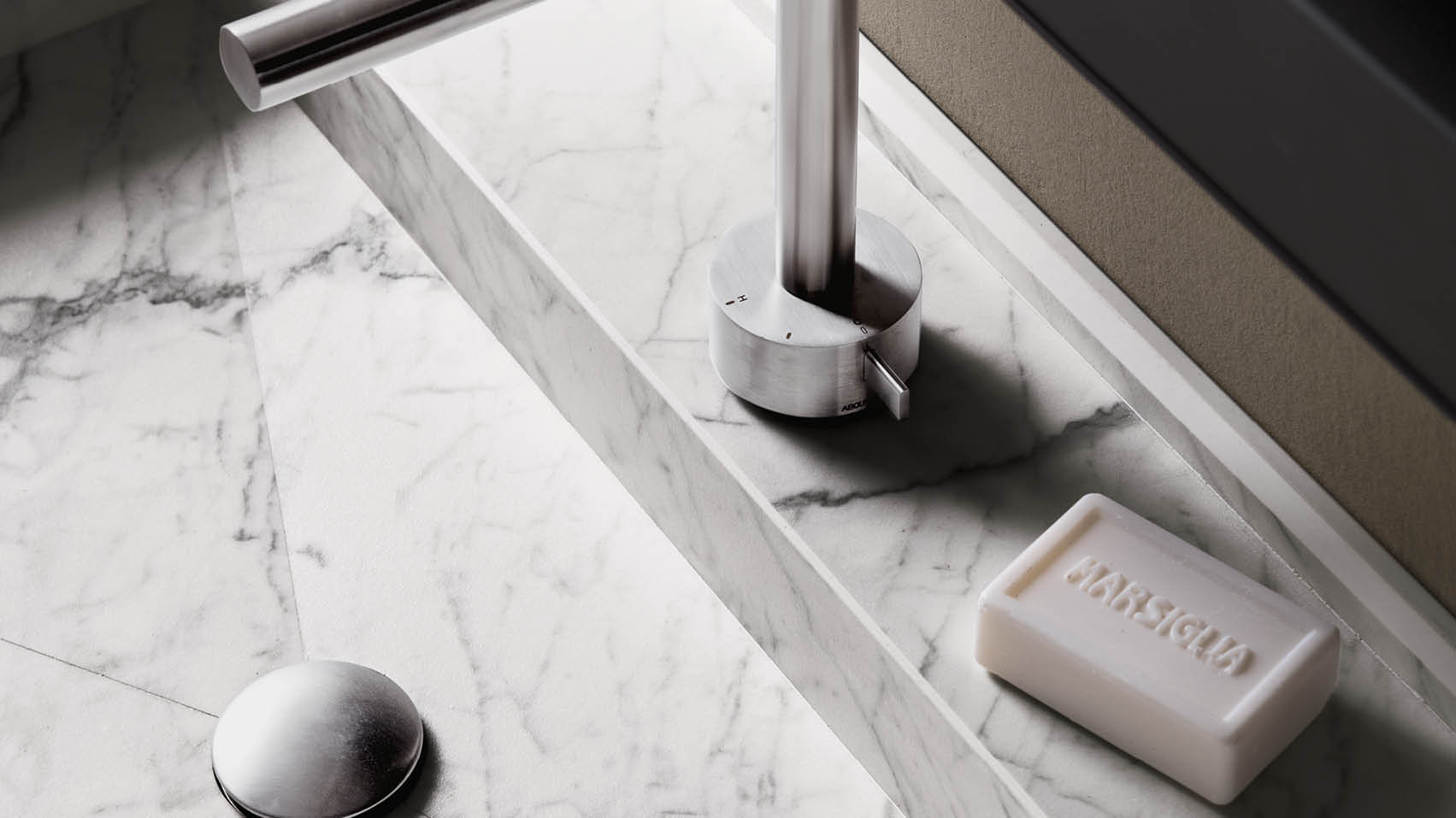 dettaglio interno lavabo bagno Laminam effetto marmo Statuario