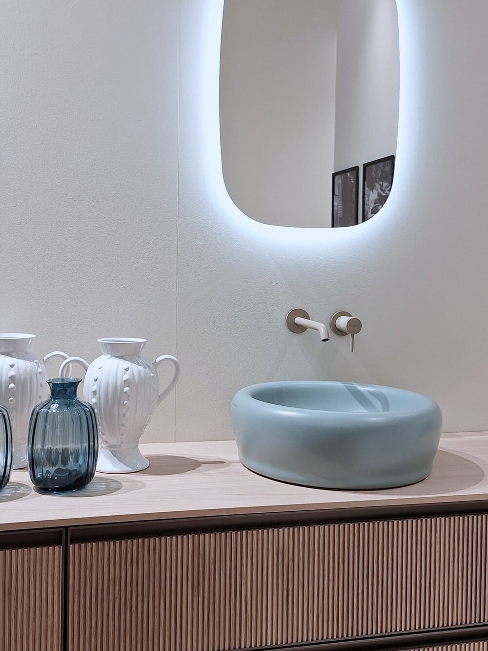 Lavabo da appoggio azzurro polvere con bordo bombato