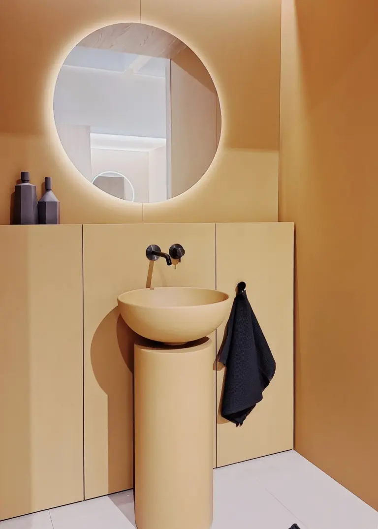 parete, mobile e lavabo bagno giallo