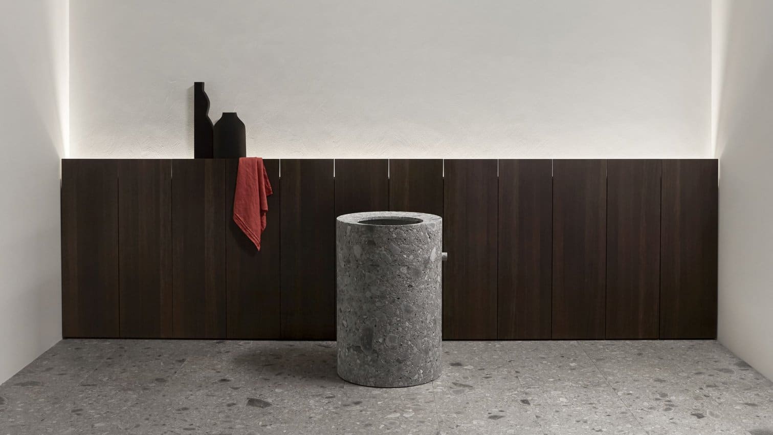 lavabo freestanding in Ceppo di Gre su pavimento in Ceppo di Gre