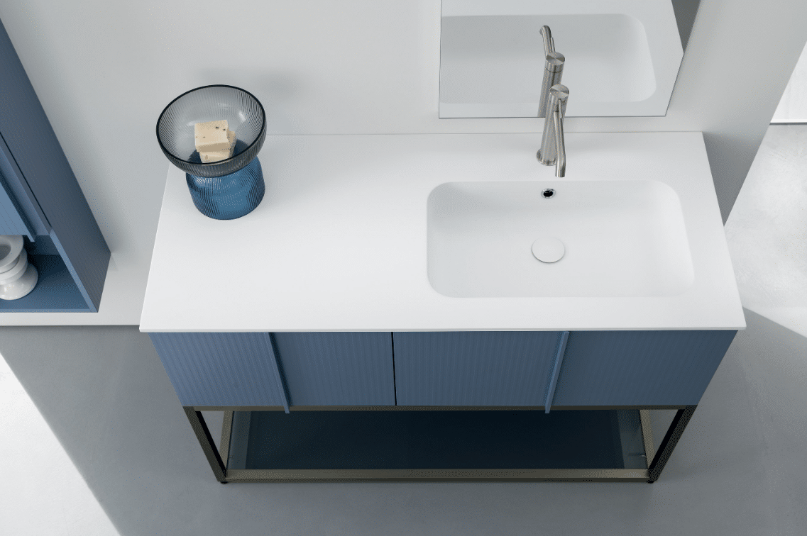 vista dall'alto di mobile con top lavabo integrato in Mineralguss