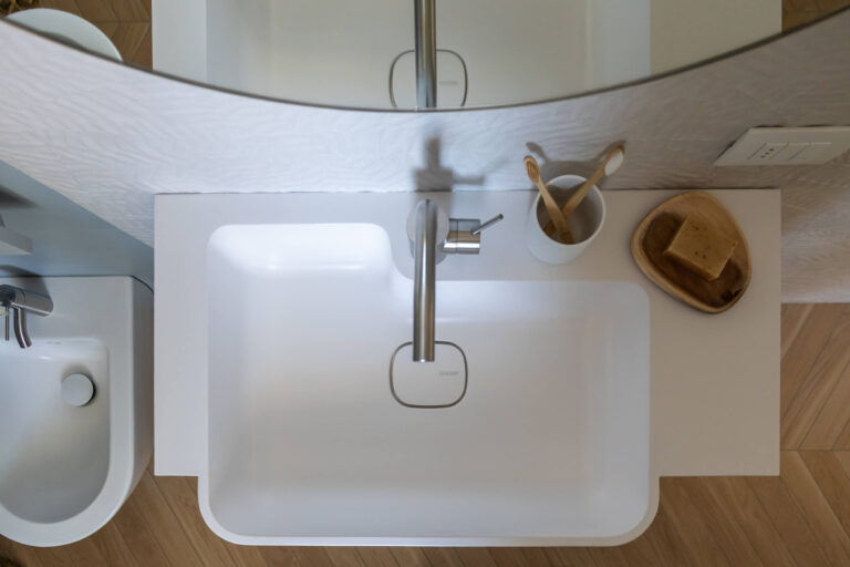 vista dall'alto lavabo solid surface bianco opaco